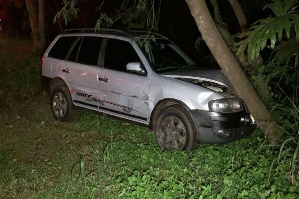 Imagem referente a notícia: Após duas batidas, Parati cai em barranco e colide contra árvore na Rua Bom Jesus