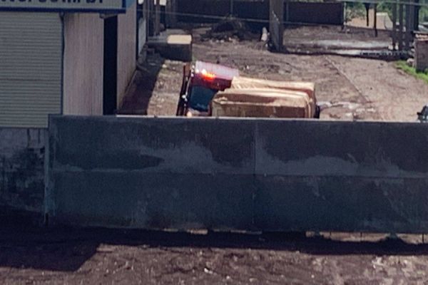 Imagem referente a notícia: Jovem de 22 anos fica ferido após chapa de aço cair sobre ele no Bairro Cataratas