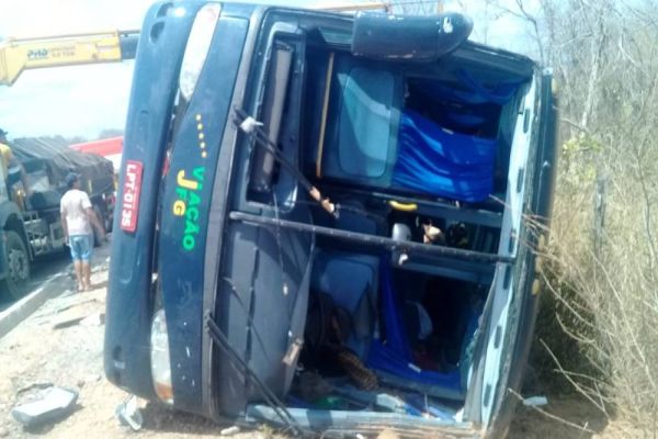 Ônibus tomba na região de Colônia do Gurguéia e deixa três mortos na BR 135