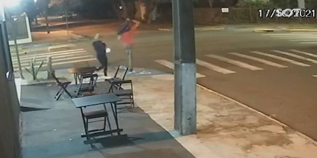 Câmera de segurança registra momentos antes da morte de casal atropelado em Toledo