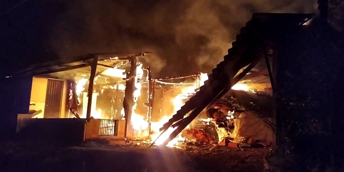 Casa é totalmente consumida pelo fogo em Boa Vista da Aparecida