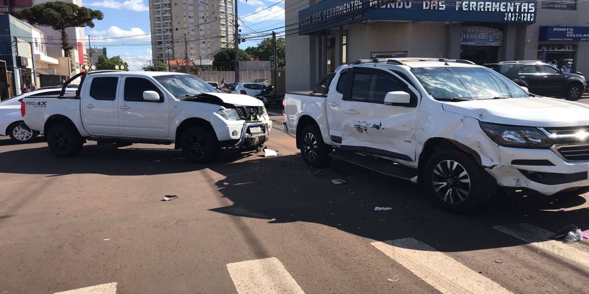 Motociclista sofre fratura em fêmur após forte colisão entre três veículos na Rua São Paulo