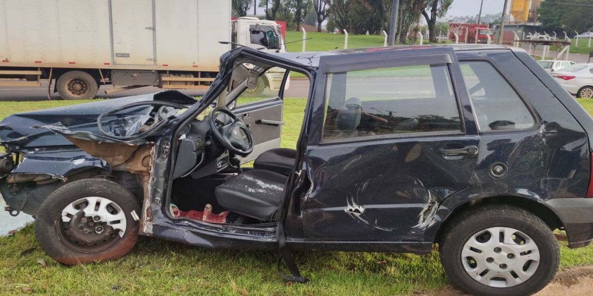 Mulher fica ferida após forte colisão entre carro e caminhão na BR-277 em Cascavel