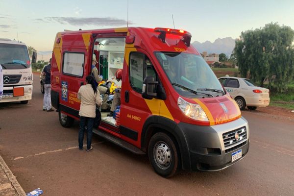 Motociclista fica ferida ao bater contra porta de automóvel na marginal da PRc-467