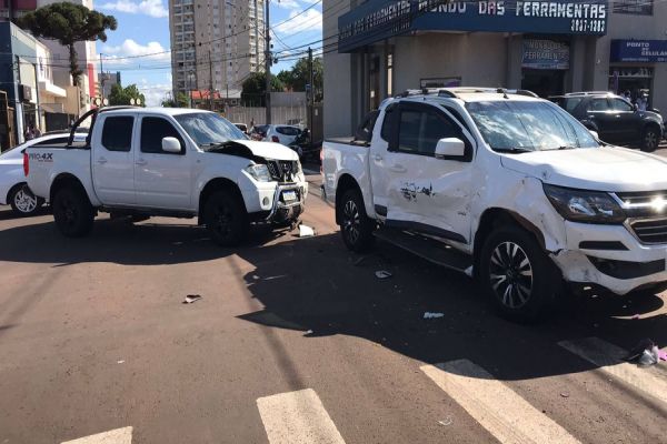Motociclista sofre fratura em fêmur após forte colisão entre três veículos na Rua São Paulo