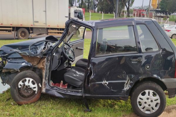 Mulher fica ferida após forte colisão entre carro e caminhão na BR-277 em Cascavel
