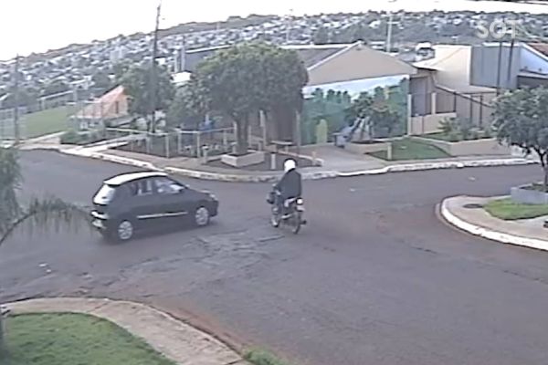 Imagem referente a notícia: Câmera de segurança registra forte colisão de trânsito no Jardim Clarito