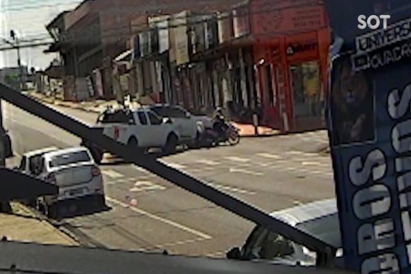 Imagem referente a notícia: Câmera de segurança registra forte colisão entre três veículos na Rua São Paulo