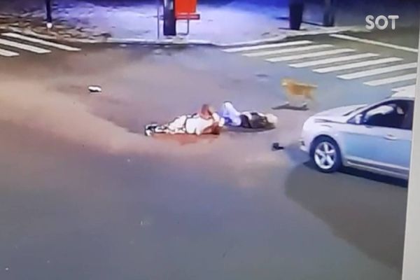 Imagem referente a notícia: Câmera de monitoramento registra atropelamento de casal por automóvel na Rua Altemar Dutra