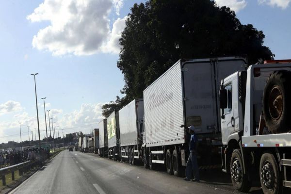 Entidades de caminhoneiros propõem greve em 1º de novembro