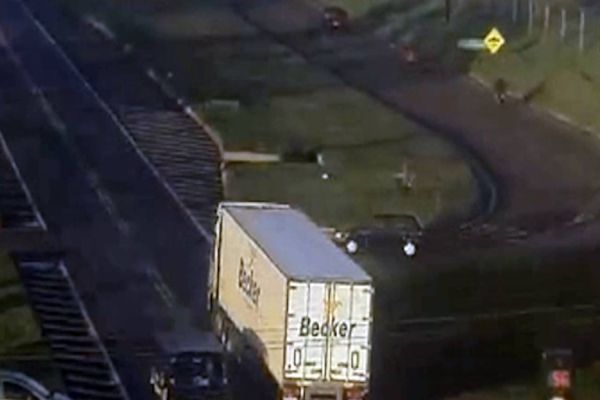 Imagem referente a notícia: Câmera de monitoramento registra acidente entre carro e caminhão na BR-277 em Cascavel