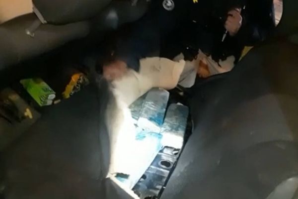 Imagem referente a notícia: PRF prende duas pessoas com maconha, munição e acessório de fuzil e veículo adulterado