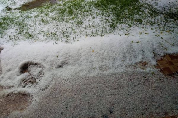 Imagem referente a notícia: Chuva de granizo atinge municípios do Oeste Paranaense