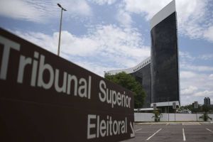 Imagem referente a notícia: TSE aprova restrições para uso de IA nas eleições de outubro