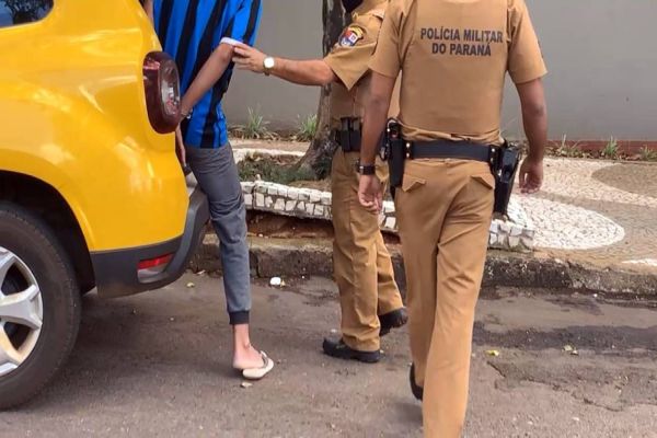 Imagem referente a notícia: Mulher é assaltada em via pública e populares detém autor do crime no centro de Cascavel