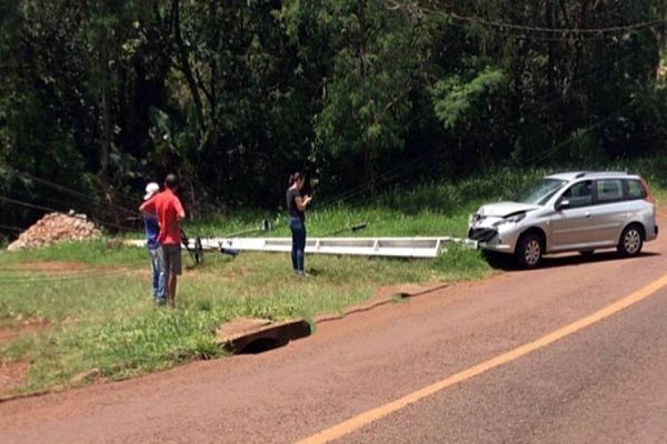 Imagem referente a notícia: Carro derruba poste de iluminação pública na Rua Indira Gandhi