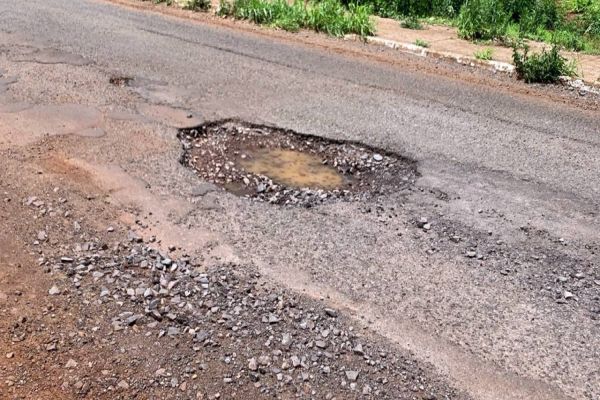 Imagem referente a notícia: Buraco na Rua Tarcílio Vagner preocupa moradores do Bairro Coqueiral