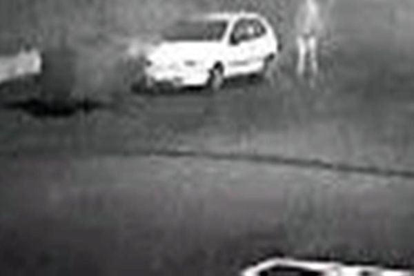 Imagem referente a notícia: Fiat Palio é furtado no centro de Cascavel e Câmera de segurança registra toda a ação do criminoso