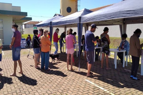 Moradores do Jardim Pazinatto recebem kits de higiene e limpeza