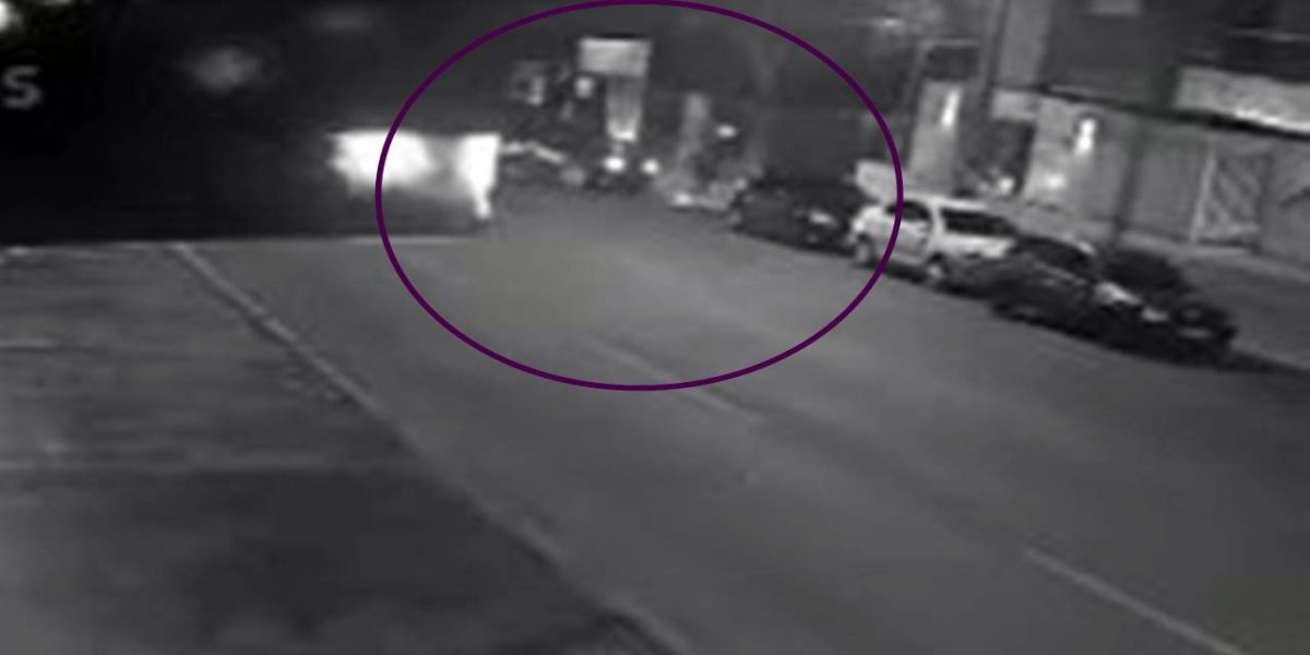 Câmera registra forte colisão entre moto e carro na Rua São Paulo