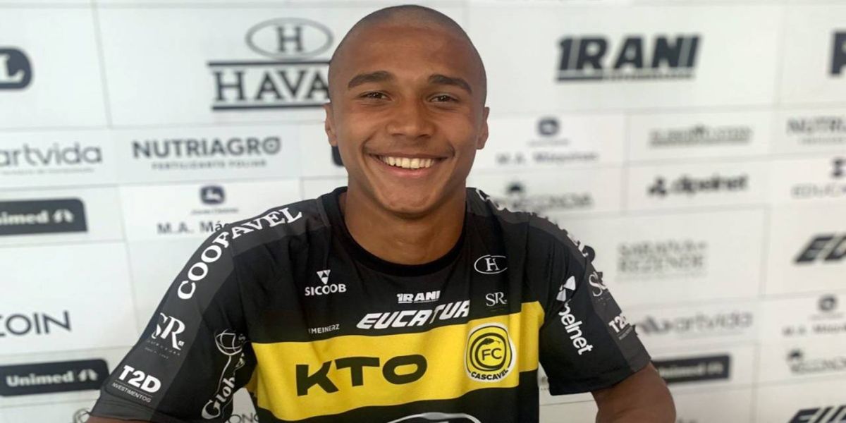 Menino da base da Serpente Aurinegra de 18 anos assina primeiro contrato profissional