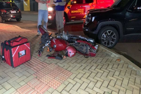 Motociclista fica em estado grave após forte colisão de trânsito na Rua São Paulo