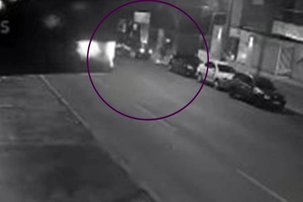 Imagem referente a notícia: Câmera registra forte colisão entre moto e carro na Rua São Paulo