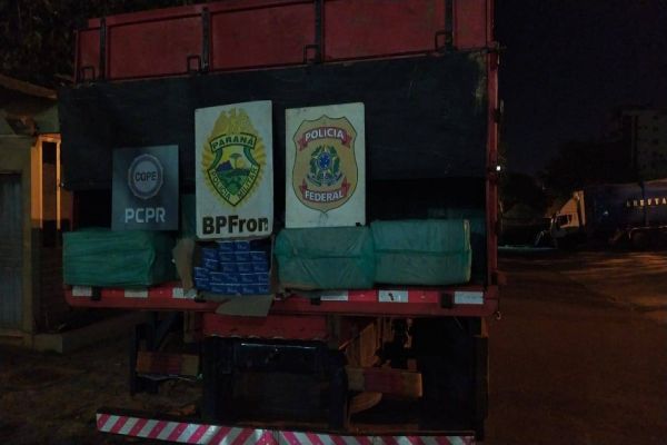 Policiais apreendem caminhão com grande quantidade de cigarros contrabandeados