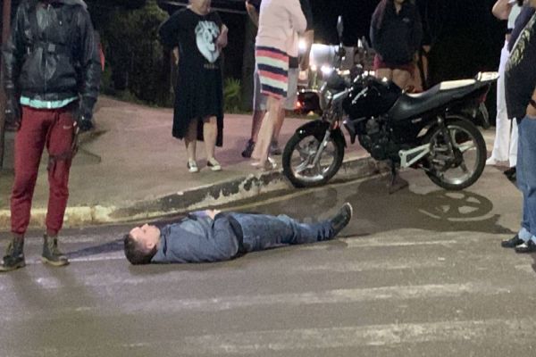 Imagem referente a notícia: Motociclista de 24 anos sofre escoriações pelo corpo após colisão entre motos na Rua Ipanema