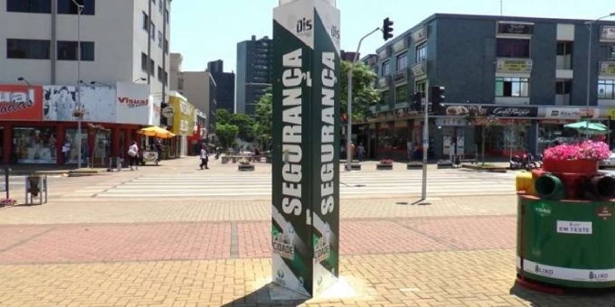 Sadi Kisiel pede à Fundetec totem de segurança na avenida Gralha Azul, no Guarujá