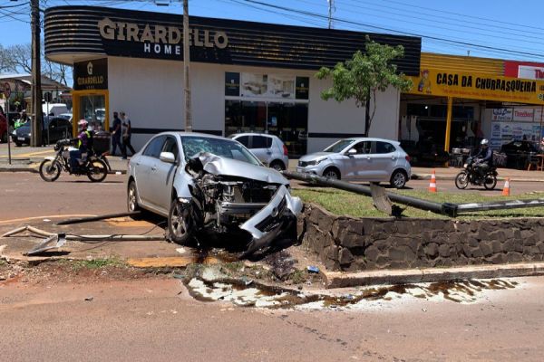 Motorista passa mal, derruba semáforo e colide contra o canteiro da Av. Carlos Gomes