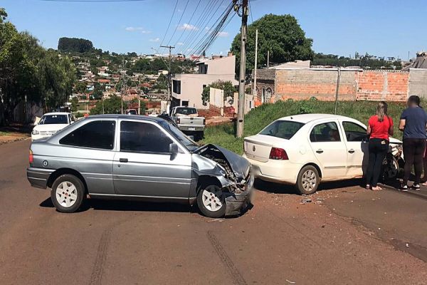 Forte colisão de trânsito é registrada na Rua Europa no Bairro Periolo