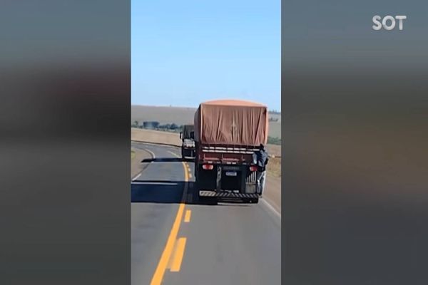 Imagem referente a notícia: Homem é flagrado transitando pendurado em carreta na BR-163 entre Guaíra e Mercedes