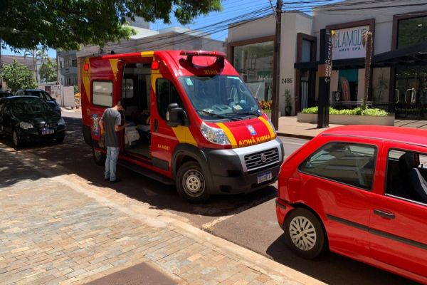 Imagem referente a notícia: Mulher fica ferida após engavetamento na Rua Minas Gerais no centro de Cascavel
