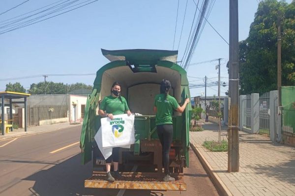 Cooperados realizam entrega de informativos sobre novos dias e horários da coleta seletiva