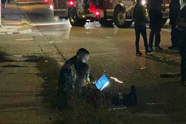 Bombeiro lê livro para menina assustada para confortá-la após acidente de carro