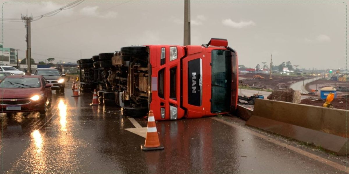 Caminhão tomba no Trevo Cataratas; Homem de 35 anos fica ferido
