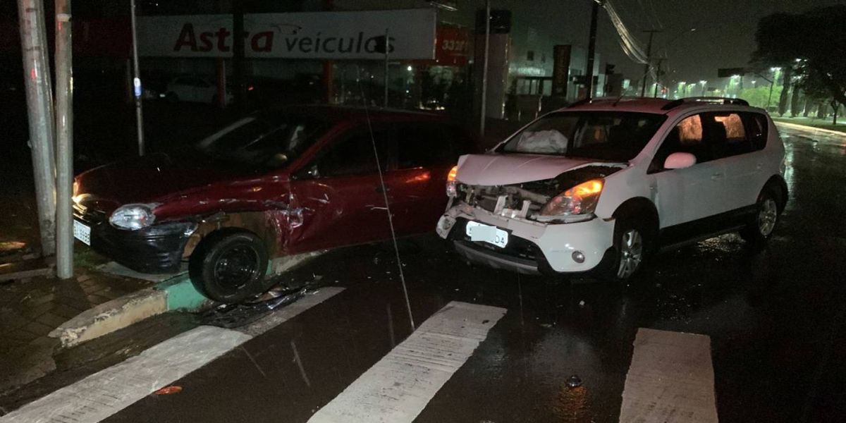 Forte colisão de trânsito é registrado na Av. Brasil no Bairro São Cristóvão em Cascavel