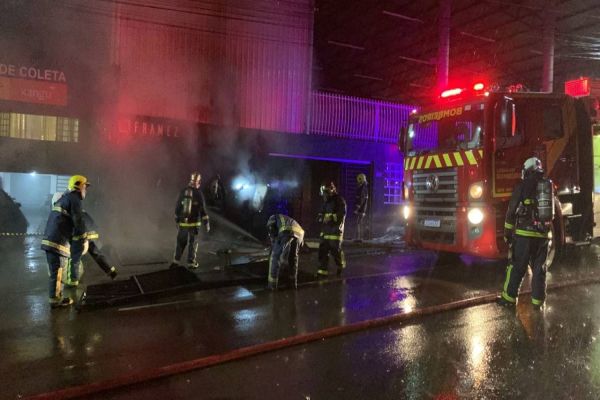 Incêndio de grandes proporções em edificação é registrado na Rua Cuiabá no Bairro Pq. São Paulo