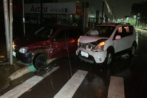 Forte colisão de trânsito é registrado na Av. Brasil no Bairro São Cristóvão em Cascavel