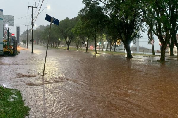 Avenida Brasil com Rua Palotina fica totalmente alagada e causa transtornos aos motoristas