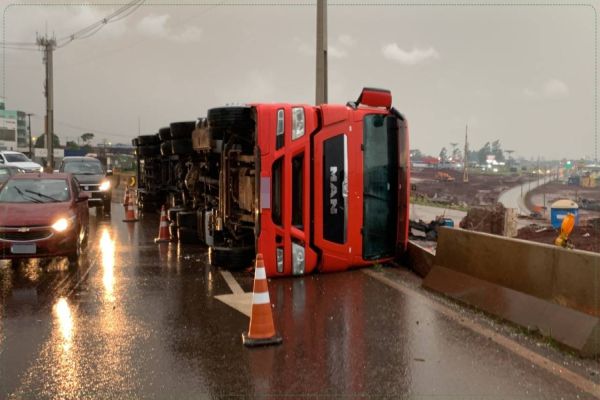 Imagem referente a notícia: Caminhão tomba no Trevo Cataratas; Homem de 35 anos fica ferido