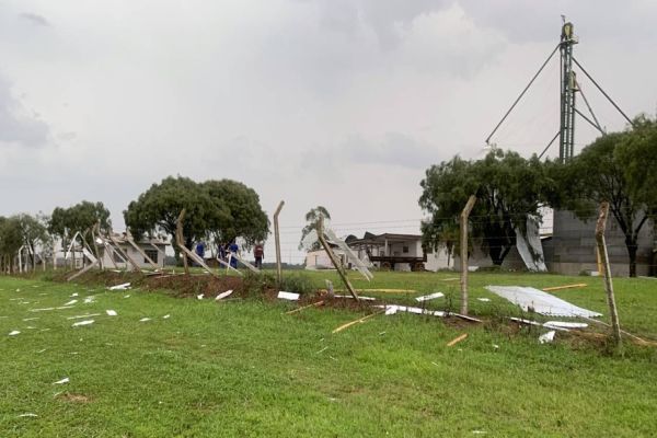 Telhado de cooperativa e duas casas são arrancados após temporal em Catanduvas