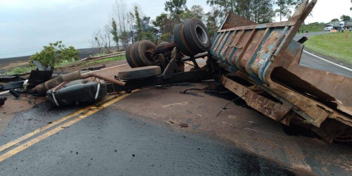 Colisão frontal entre caminhões deixa dois mortos na BR-376 no Paraná