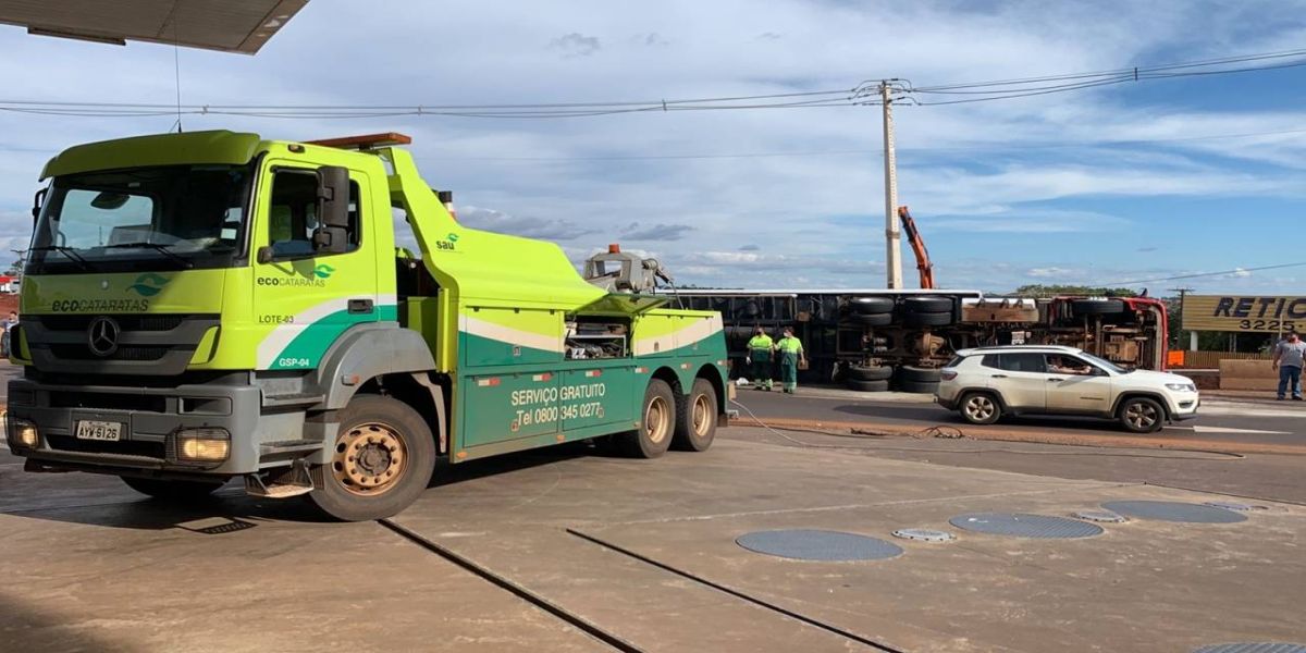 Trevo Cataratas é fechado para destombamento de caminhão na BR-277 em Cascavel