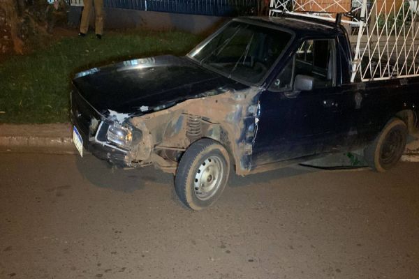 Casal fica ferido após colisão no Bairro Floresta; Condutor do carro abandonou o veiculo e se evadiu