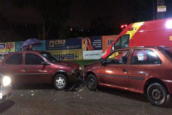 Mulher de 34 anos fica ferida em colisão de trânsito na Rua Jacarezinho