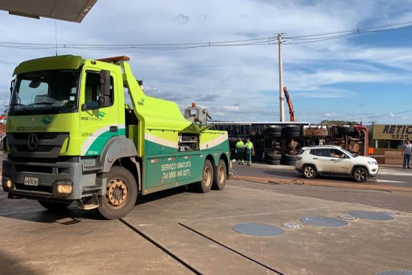 Trevo Cataratas é fechado para destombamento de caminhão na BR-277 em Cascavel