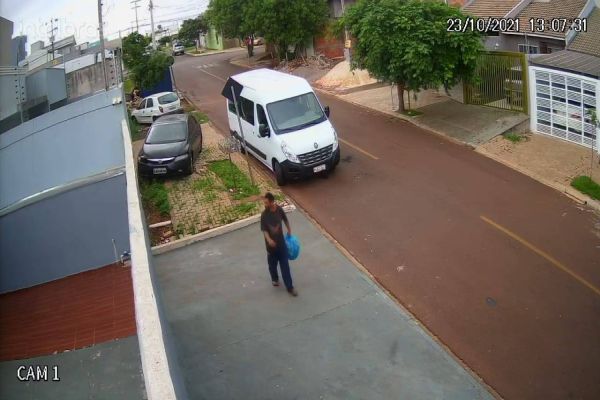 Imagem referente a notícia: Patinete elétrico é furtado de residência no Angra dos Reis; Câmera registra toda a ação do marginal