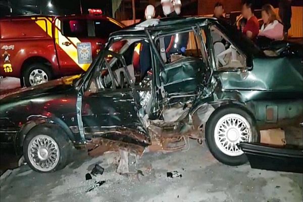 Homem morre após forte colisão entre carro e caminhonete na Rua Nereu Ramos